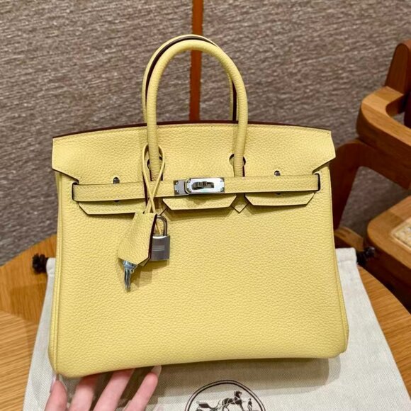 Classic Hermes Bag: A Stylish and Versatile Choice for Elegance - Picture 1 of 6